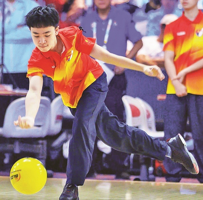 Tran Hoang Khoi wins the gold medal in bowling at the age of 16. (Photo: SEA Games 33 Organising Committee)