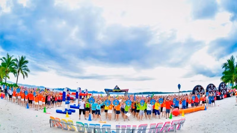 Team-building activity on the beach for a MICE group in Ha Long, Quang Ninh. (Photo: HUE VU)