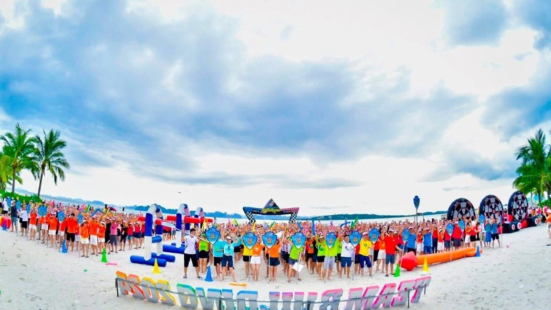 Team-building activity on the beach for a MICE group in Ha Long, Quang Ninh. (Photo: HUE VU)