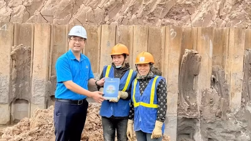 Nguyen Van Thang, Chairman of the Ha Noi Federation of Labour, visits, presents gifts, and encourages workers who were working through the national holiday at the Yen Nghia 1 regulating lake construction site. 