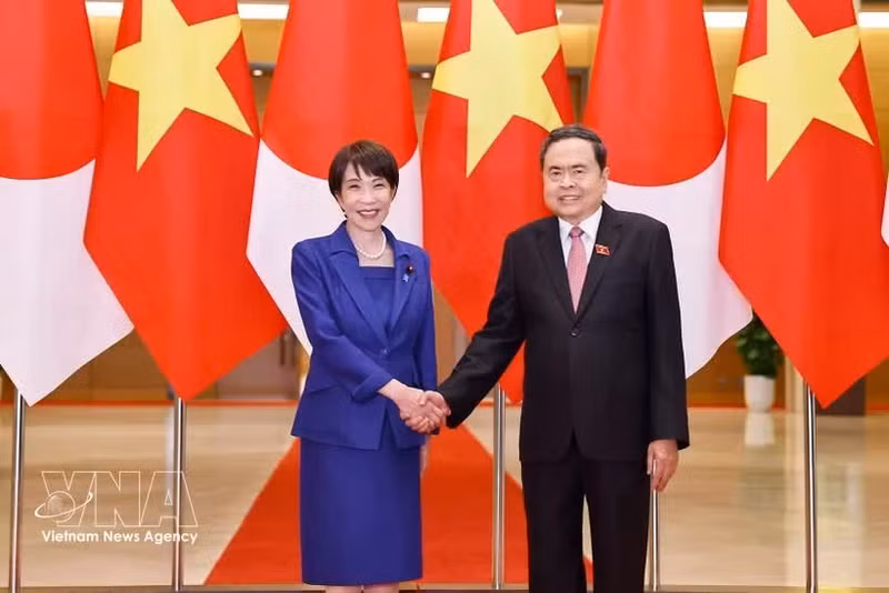NA Chairman Tran Thanh Man (R) and Japanese Prime Minister Takaichi Sanae (Photo: VNA)