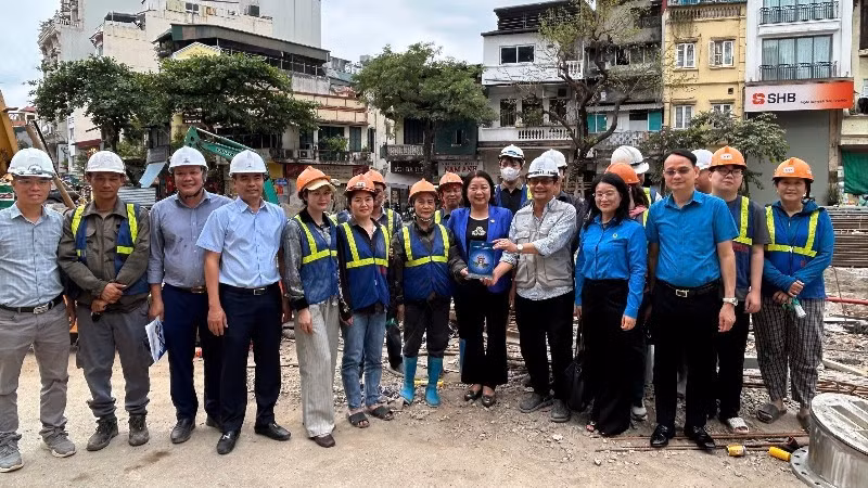 The Vice Chairwoman of the Ha Noi Federation of Labour visits, presents gifts, and encourages employees at the underground regulating reservoir project in the Hang Da Market area.