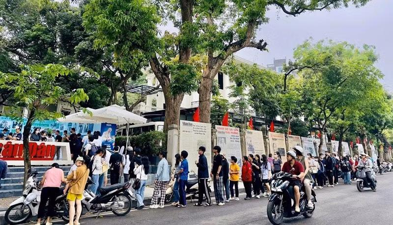 During the campaign celebrating the 135th anniversary of President Ho Chi Minh's birthday, many Gen Z readers lined up to receive a special publication of Nhan Dan Newspaper. (Photo: NDO)