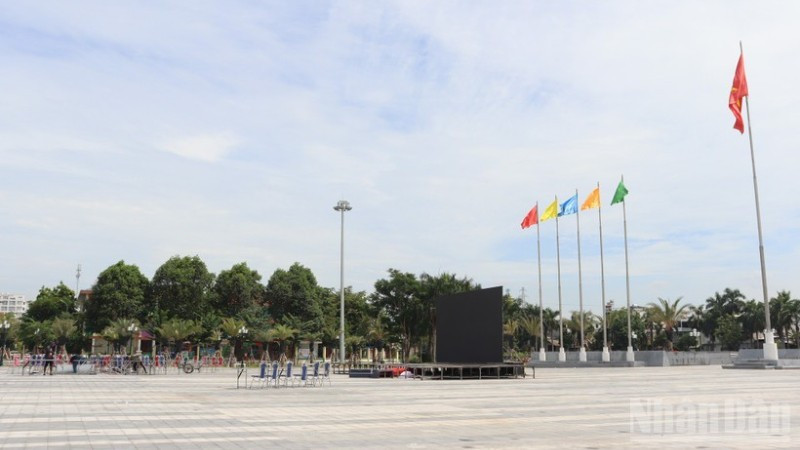 The main stage area at Quang Ngai Provincial Square, where the “Marching Forward with Viet Nam” event will take place (Photo: NDO)