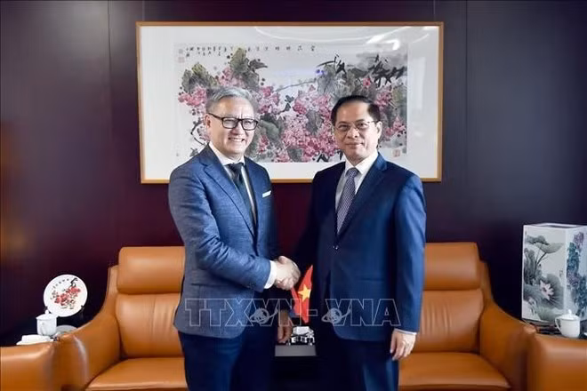 Vietnamese Deputy Prime Minister and Minister of Foreign Affairs Bui Thanh Son (R) and Lao Minister of Foreign Affairs Thongsavanh Phomvihane (Photo: VNA)