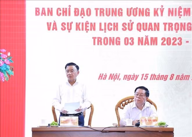 Politburo member, Permanent member of the Secretariat and head of the Steering Committee Tran Cam Tu chairs the meeting. (Photo: VNA)