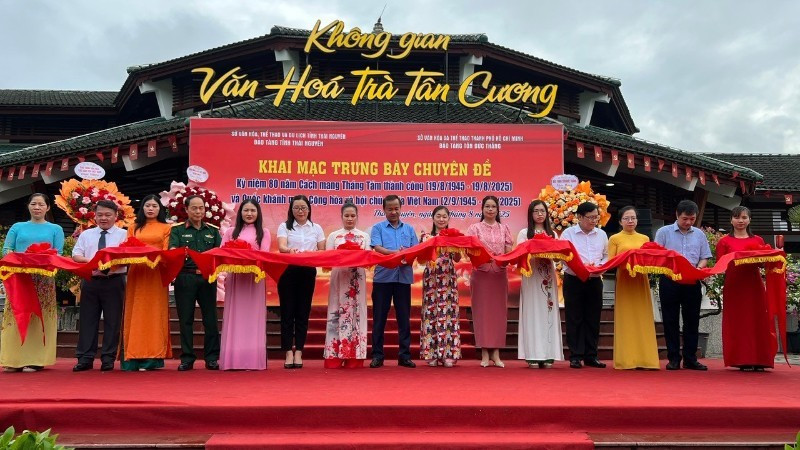 Delegates cut the red ribbon to open the exhibition. (Photo: NDO)