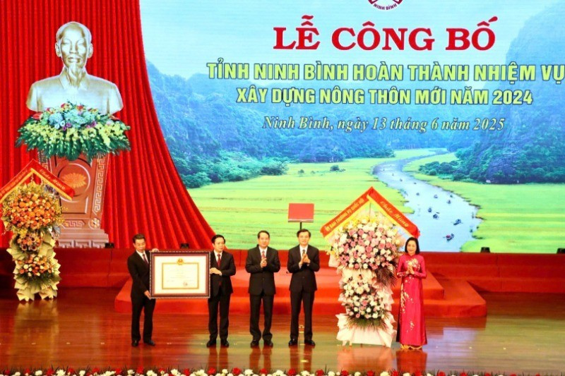 On behalf of Party and State leaders, Vice Chairwoman of the National Assembly Nguyen Thi Thanh presents the Prime Minister’s decision to the provincial leaders of Ninh Binh Province (Photo: nhandan.vn)