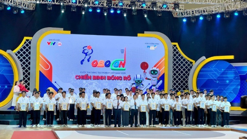 The Organising Committee awarded certificates of participation to the 32 teams in the final round of the 2025 Viet Nam Robocon Creativity Competition. (Photo: nhandan.vn)