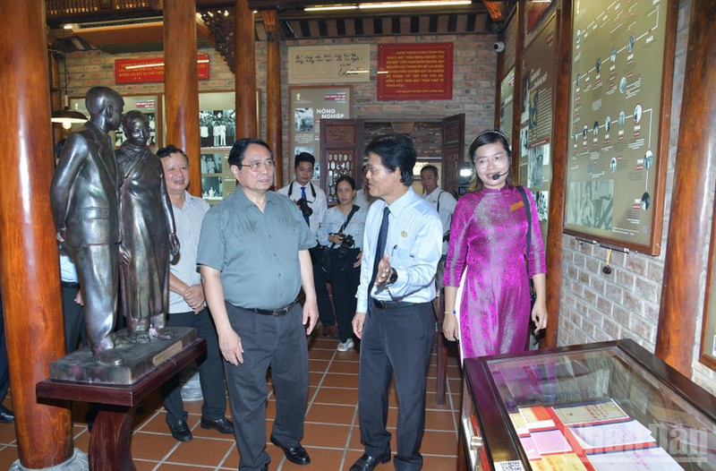 Prime Minister Pham Minh Chinh visited and offered incense at the General Nguyen Chi Thanh Museum. (Photo: NDO)