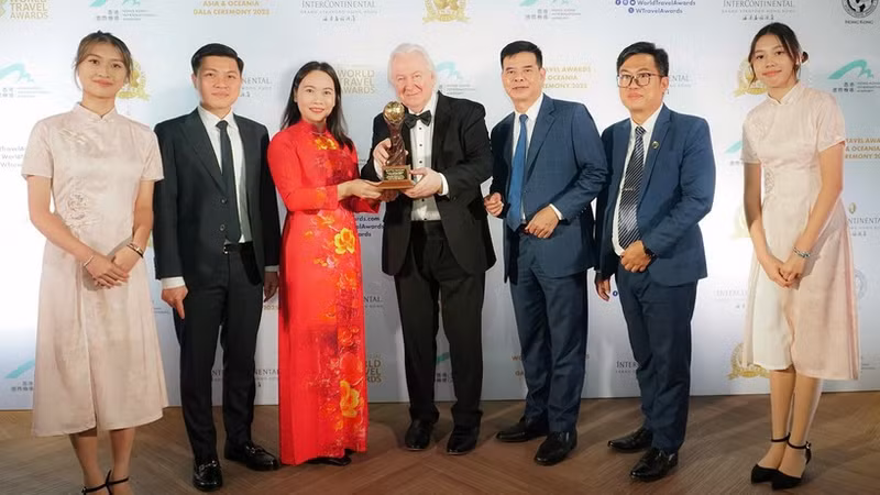 Representatives of Tuyen Quang Province received the title “Asia’s Leading Regional Cultural Destination 2025.” (Photo: NDO)