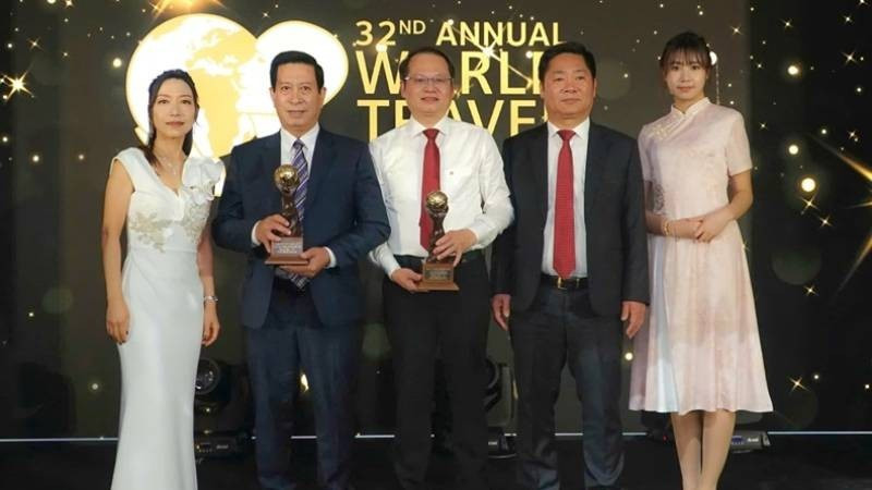 Leaders of Phong Nha–Ke Bang National Park received the awards of WTA 2025. (Photo: NDO)