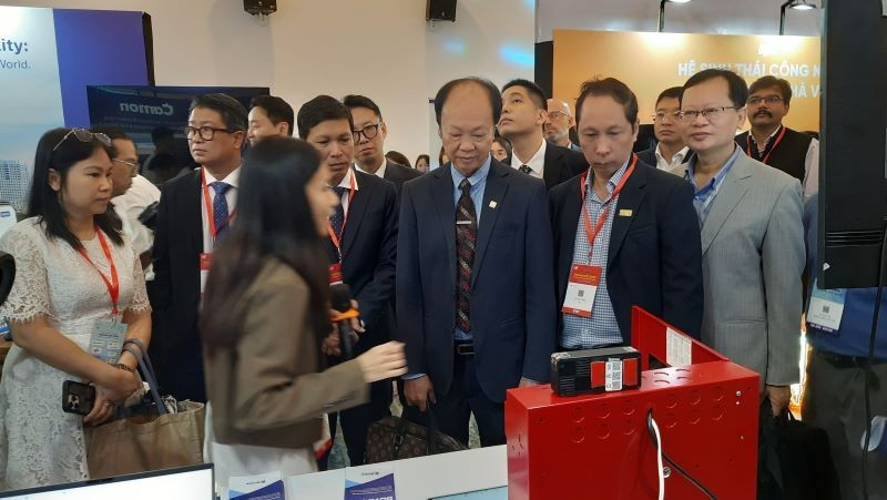 Delegates visited technology products displayed at Tech4Life 2025. (Photo: NDO)