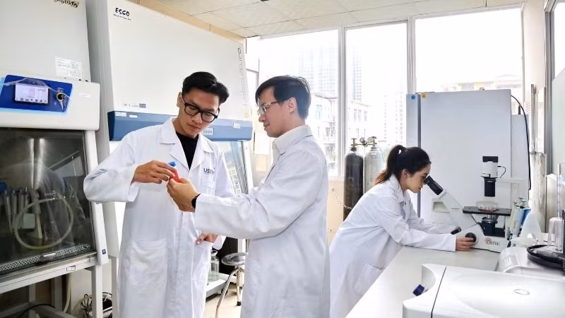 Students at the University of Science and Technology of Ha Noi (USTH) under the VAST conduct research on scientific projects with strong practical applications. (Photo: USTH)
