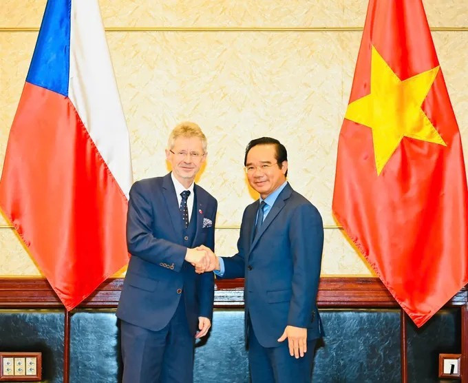 Nguyen Van Duoc, Chairman of the Ho Chi Minh City People’s Committee, and Milos Vystrcil, President of the Senate of the Parliament of the Czech Republic, at the meeting. (Photo: VIET DUNG/NDO)