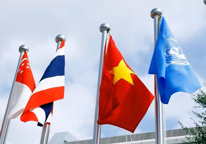 The flag of Viet Nam (second from right) at the G20 Summit 2019 in Osaka, Japan. (Photo: VNA)