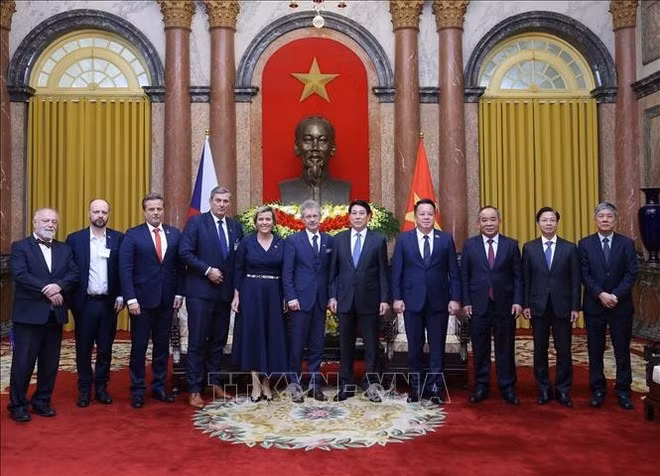 Vietnamese State President Luong Cuong, Czech Republic's Senate President Milos Vystrcil, and officials of the two countries in a photo taken in Ha Noi on November 20 (Photo: VNA)