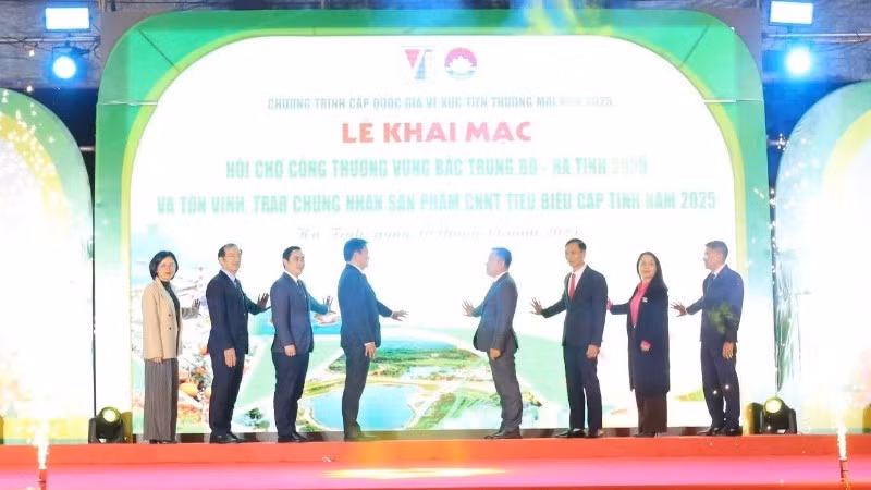 Representatives of Ha Tinh Province and the Trade Promotion Agency at the opening ceremony of the fair.