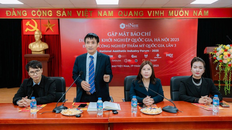 Representatives of the organising committee share information about this year's forum. (Photo: NDO)