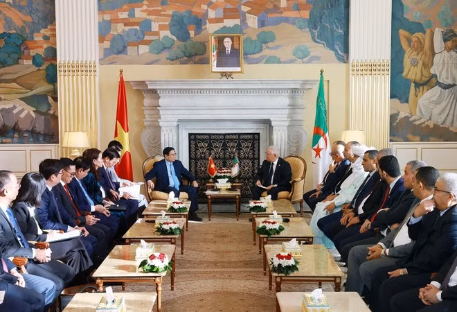At the meeting between Prime Minister Pham Minh Chinh (L) and President of the Algerian Council of the Nation (Algerian Senate) Azzouz Nasri in Algiers on November 20, 2025. (Photo: VNA)