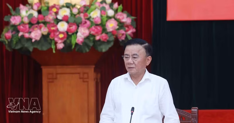 Politburo member and Permanent member of the Party Central Committee’s Secretariat Tran Cam Tu speaks at the meeting in Ha Noi on April 23 with the Party Committees of provinces and centrally-run cities as well as the Party Central Committee’s commissions and agencies. (Photo: VNA)