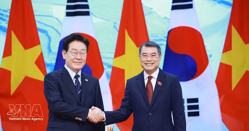 Prime Minister Le Minh Hung (R) and RoK President Lee Jae Myung at their meeting in Ha Noi on April 23. (Photo: VNA)