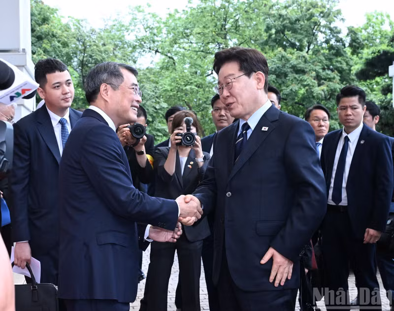 Prime Minister Le Minh Hung welcomes RoK President Lee Jae Myung.