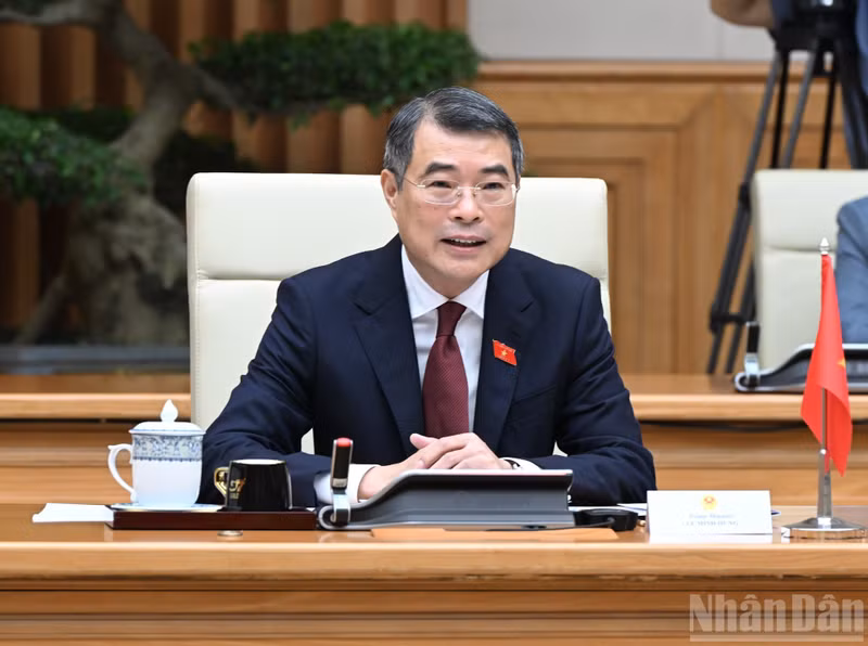 Prime Minister Le Minh Hung speaks at the meeting with RoK President Lee Jae Myung.