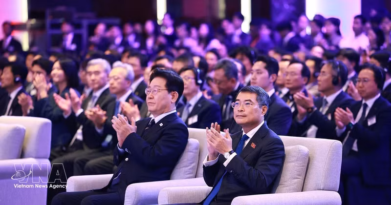 Prime Minister Le Minh Hung (right) and President of the Republic of Korea (RoK) Lee Jae Myung attend the Viet Nam – RoK Economic Forum in Ha Noi on April 23 (Photo: VNA)