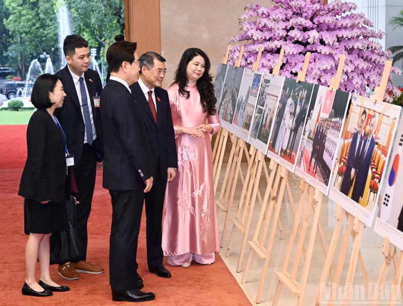 Prime Minister Le Minh Hung and RoK President Lee Jae Myung view photos of cooperation between the two countries.