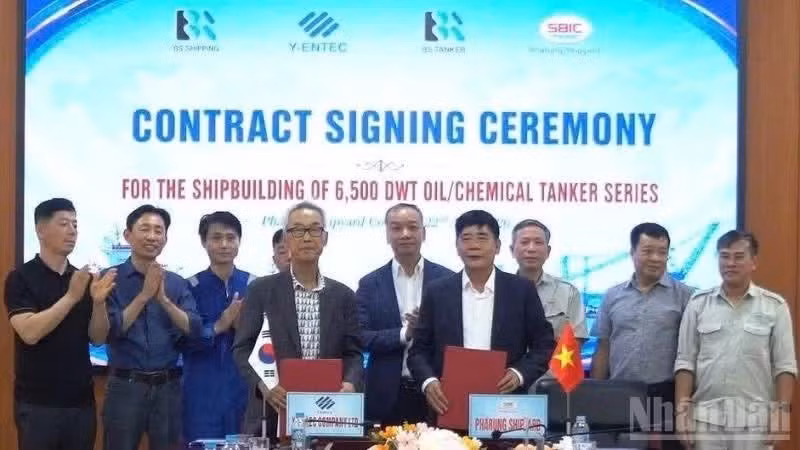 At the signing ceremony (Photo: NDO)