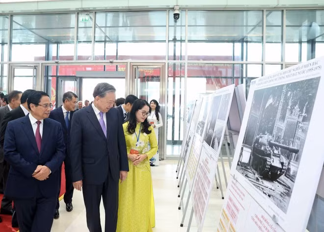 Party General Secretary To Lam, Prime Minister Pham Minh Chinh, and other delegates visit a photo exhibition organised by the Viet Nam News Agency. (Photo: VNA)