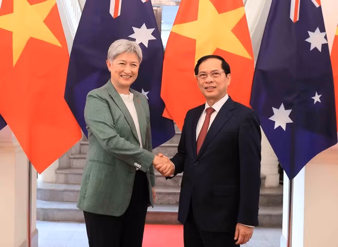 Vietnamese Deputy Prime Minister and Minister of Foreign Affairs Bui Thanh Son (R) and Australian Minister for Foreign Affairs Penny Wong (Photo: VNA)