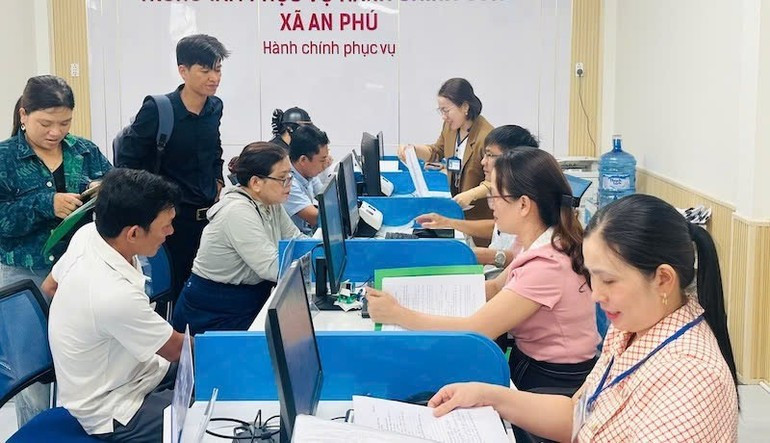 Officers and civil servants in An Phu Commune guide administrative procedures for local people in coastal areas of Quang Ngai. (Photo: NDO)