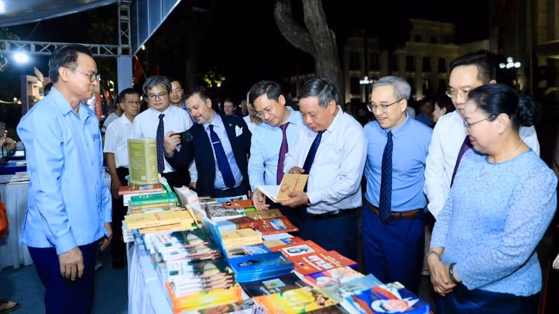 Delegates visit booths introducing publications at the fair. (Photo: NDO)