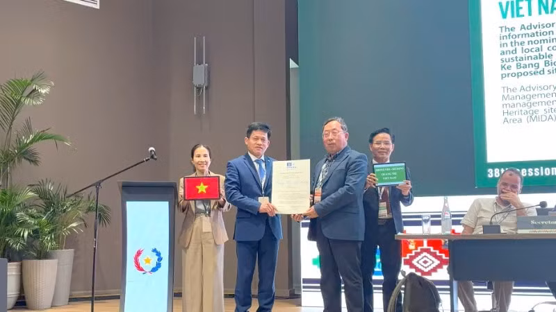 Le Van Bao, Vice Chairman of the Quang Tri Provincial People’s Committee (left), receives the certificate recognising Phong Nha -Ke Bang National Park as a World Biosphere Reserve.