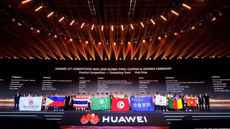 Viet Nam’s VN.FPTIT team, together with winning teams from other countries, receives the first prize. (Photo courtesy of the organisers)