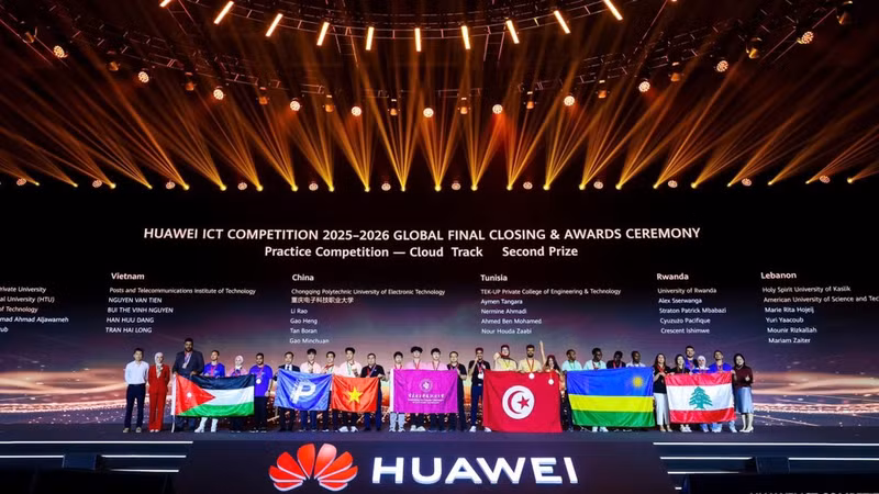 Viet Nam’s ProPTIT team, together with teams from other countries, receives the second prize. (Photo courtesy of the organisers)