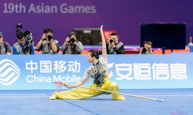 Vietnamese wushu athlete Duong Thuy Vi claims her first-ever gold medal at the fourth Wushu Taolu World Cup (Photo: baobacninhtv.vn)