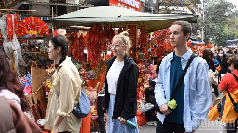 International tourists visit Ha Noi during Lunar New Year Festival. (Photo: THANH DAT)