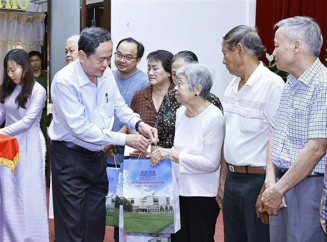 NA Chairman presents Tet gifts to disadvantaged residents in Can Tho city (Photo: VNA)
