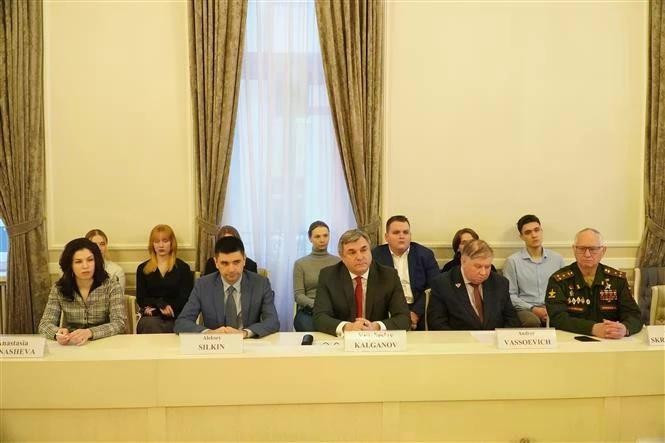 Vice Chairman of Saint Petersburg’s Committee for External Relations Vyacheslav Kalganov (centre) at the roundtable discussion on outcomes of the 14th National Congress of the Communist Party of Viet Nam. (Photo: VNA)