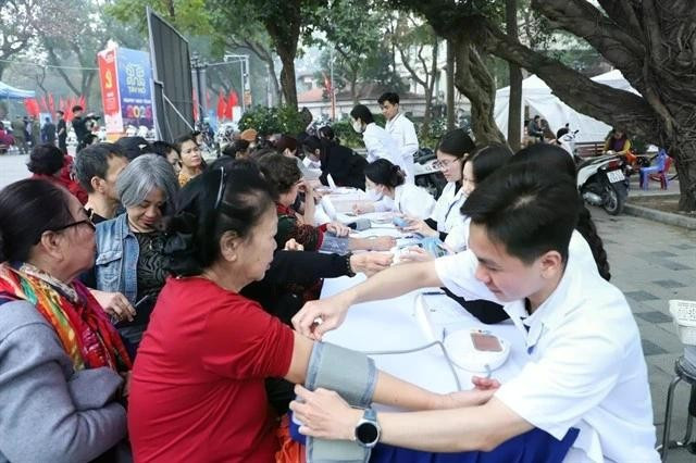 Elderly citizens have their blood pressure checked (Photo: VNA)
