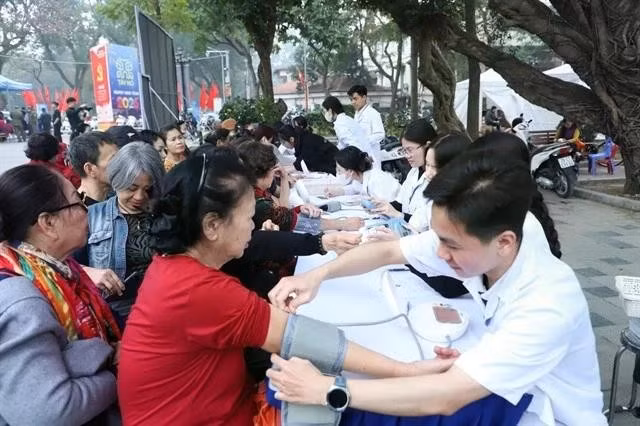 Elderly citizens have their blood pressure checked (Photo: VNA)