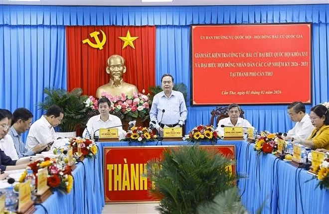 National Assembly Chairman Tran Thanh Man (centre) hold a working session with the Can Tho city's Election Committee. (Photo:VNA)