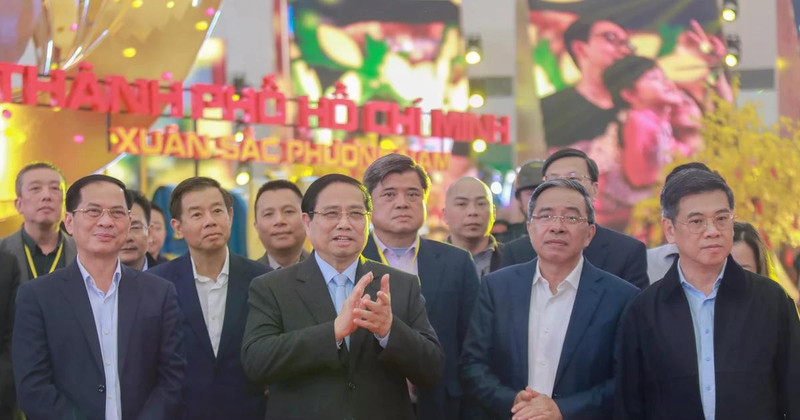 Prime Minister Pham Minh Chinh (second, left) and Deputy Prime Minister Bui Thanh Son (first, left) at the rehearsal on February 1 afternoon. (Photo: VNA)