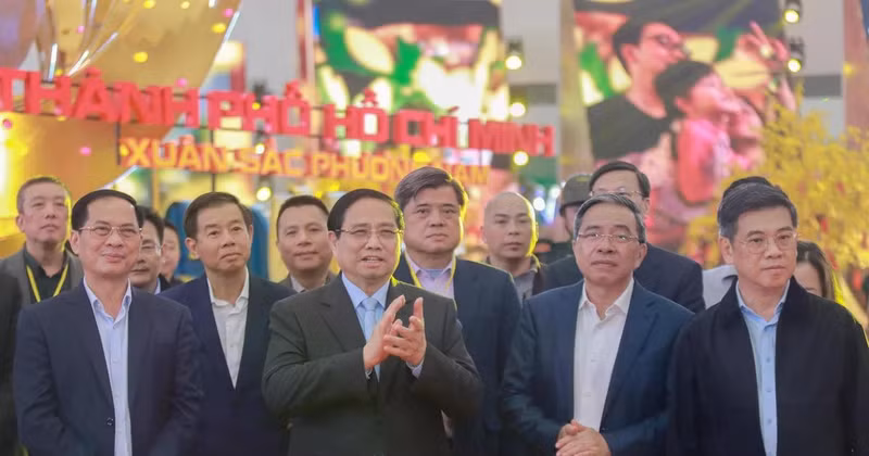 Prime Minister Pham Minh Chinh (second, left) and Deputy Prime Minister Bui Thanh Son (first, left) at the rehearsal on February 1 afternoon. (Photo: VNA)