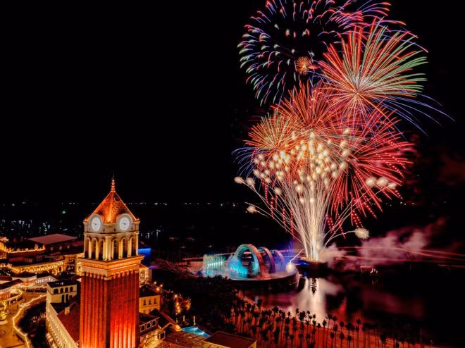 The spectacular fireworks finale from the Kiss of the Sea show lights up the sky of the Pearl Island (Photo: Sun Group)