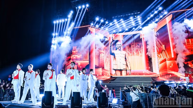 This is a large-scale cultural and artistic event jointly organised by Nhan Dan Newspaper and the Ha Noi People’s Committee.