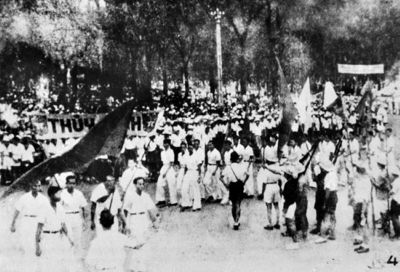 Compatriots in Sai Gon responded to the Call for General Uprising by the Party Central Committee and President Ho Chi Minh. (File photo: VNA)